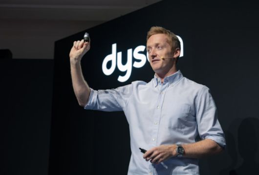 윌 커(Will Kerr) 다이슨 뷰티 제품개발 부문 총괄이 28일 XYZ SEOUL에서 ‘에어랩 코안다2x™(투엑스) 멀티 스타일러 앤 드라이어’를 소개하고 있다.