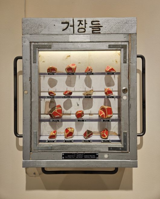 톰 삭스가 이번 서울 개인전을 맞아 한글을 새겨넣은 작품. ‘거장들’이라고 적힌 이 샘플 박스엔 박찬욱 감독 등 세계적인 거장들의 이름이 각각 적힌 운석 모형들이 진열돼 있다. 송경은 기자