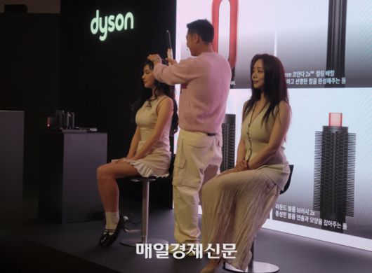 김선우 다이슨 뷰티 앰배서더가 다이슨 에어랩 코안다2x™ 멀티 스타일러 앤 드라이어로 모델을 연출하는 모습