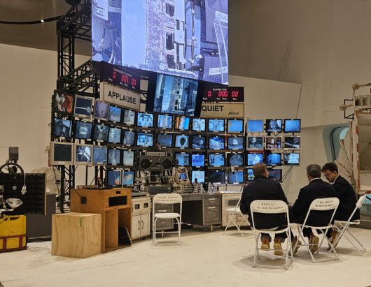 톰 삭스(가운데)가 미국 항공우주국(NASA)의 우주비행 관제센터를 모티브로 제작한 퍼포먼스 설치 작품 ‘Mission Control Center(MCC)’(2007)에서 시연을 준비하고 있다. 송경은 기자