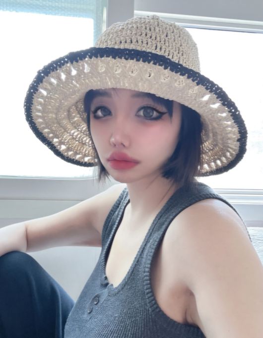 박봄은 차분한 그레이 민소매 톱에 내추럴한 단발머리를 연출하고, 큼지막한 밀짚모자를 눌러쓴 채 카메라를 응시하고 있다.사진=박봄 SNS