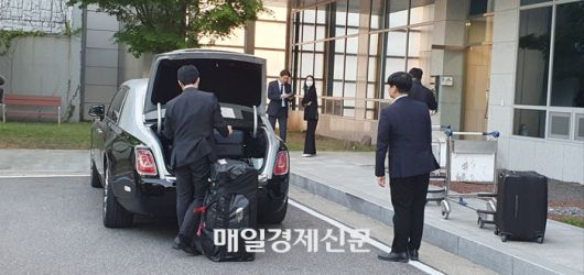 29일 오후 트럼프 주니어가 취재진을 따돌리고 김포공항 SGBAC을 떠나자 한 관계자 SGBAC 현관 앞에서 대기하던 롤스로이스를 인근 주차장으로 이동시킨 뒤 방행객의 것으로 추정되는 물건을 트렁크에 싣고 있다. 지홍구기자