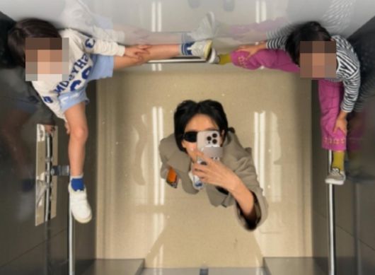 엘리베이터 안에서 인증샷을 남기는 김나영과 두 아들. 사진ㅣ김나영SNS