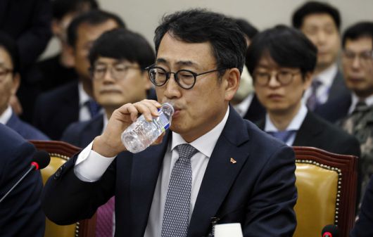 유영상 SK텔레콤 대표가 30일 국회 과학기술정보방송통신위원회의에서 열린 방송통신 분야 청문회에 참석해 물을 마시고 있다. [김호영 기자]