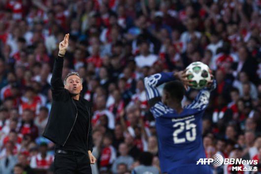 PSG 간판 공격수 우스만 뎀벨레가 경기 시작 4분 만에 결승골을 터뜨렸다. 흐비차 크바라츠헬리아가 간결한 드리블 후 내준 볼을 뎀벨레가 왼발 논스톱 슈팅으로 연결해 골망을 갈랐다. PSG는 뎀벨레의 결승골을 잘 지켜내며 UCL 결승 진출의 유리한 고지를 점했다. 사진=AFPBBNews=News1