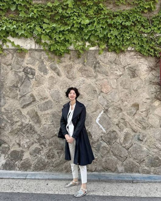 화이트 셔츠와 블랙 이너웨어를 레이어링해 시크하면서도 깔끔한 실루엣을 완성했다.사진=송선미 SNS