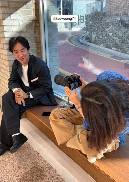 이효리가 4월 30일, 자신의 SNS를 통해 배우 엄태웅의 전시 ‘시간의 공기’를 직접 방문한 모습을 공개했다.사진=이효리 sns