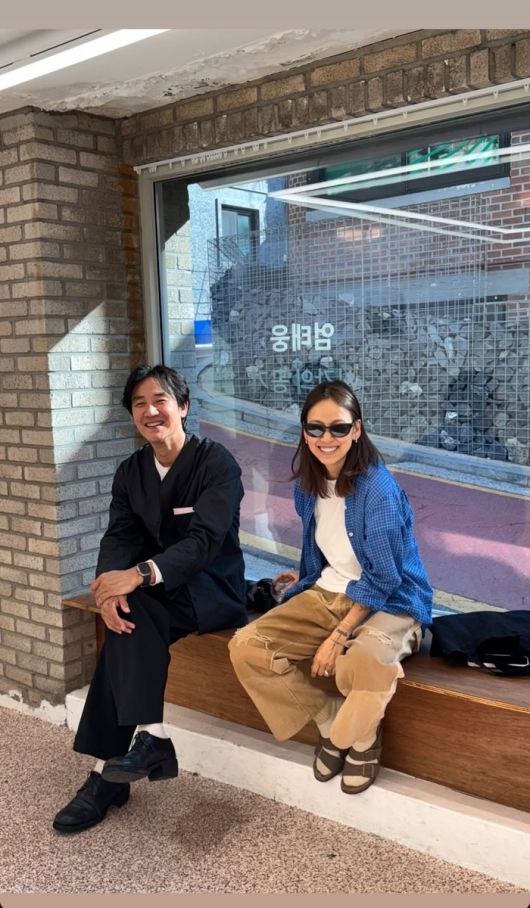 사진에는 따뜻한 나무 프레임 속 반려견 사진부터, 작가 엄태웅과 나란히 앉아 담소를 나누는 이효리의 모습까지 담겼다.사진=이효리 sns