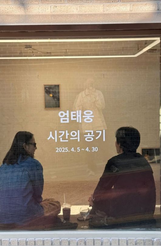 이효리는  전시 공간과 작가 엄태웅의 모습을 렌즈에 담았다.사진=이효리 sns
