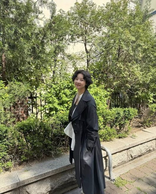 송선미는 내추럴한 컬이 살아있는 단발머리에 블랙 트렌치코트를 툭 걸쳐 고급스러운 분위기를 자아냈다.사진=송선미 SNS