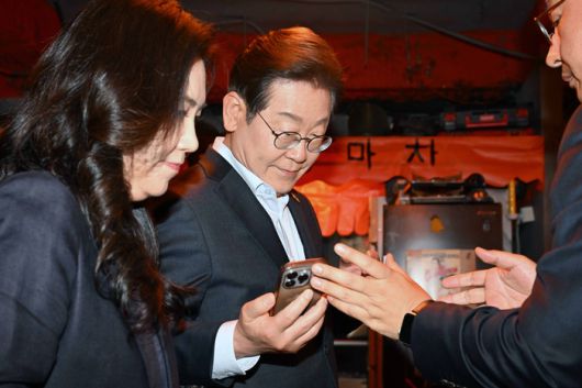 이재명 더불어민주당 대통령 후보가 1일 오후 서울 종로구 한 음식점에서 열린 ‘민생시리즈2’ 비전형 노동자 간담회를 마친 후 스마트폰을 바라보고 있다. [사진 = 뉴스1]