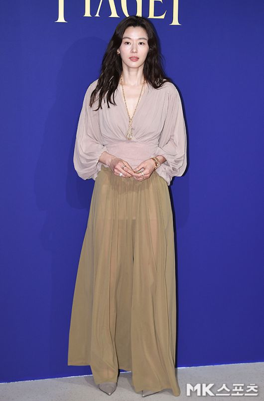 루즈한 실루엣의 셔링 블라우스는 여유로움 속 절제된 고급미를 담았고, 빛을 따라 찰랑이는 골드 스커트는 걸음마다 ‘여신미’를 극대화했다. 사진=천정환 기자