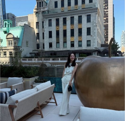 박주미는 머리부터 발끝까지 올화이트 셋업으로 우아한 분위기를 자아냈다. 사진=박주미 SNS