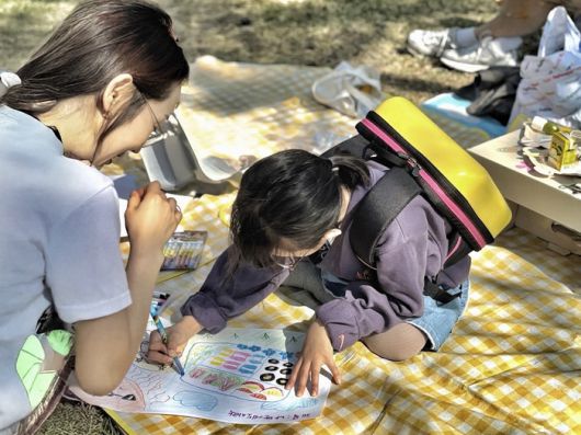 ‘키즈 아트 스케치 Vol.1 (feat. Picnic)’ 사생대회에서 그림을 그리는 아이의 모습. <르빠노>