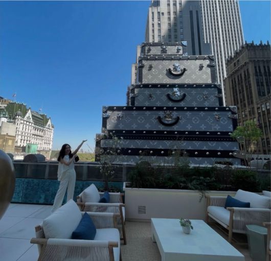 루이비통 주얼리 행사가 열린 뉴욕 한 루프탑에서의 사진을 공개했다. 사진=박주미 SNS