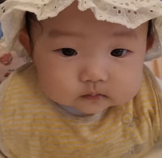 서우는 노란 줄무늬 턱받이까지 정석 코디를 갖췄다.사진=이정현 SNS