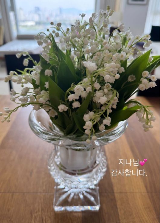 청초한 매력이 돋보이는 은방울꽃 꽃다발이 담겨 있어 눈길을 끈다. 사진=고소영 SNS