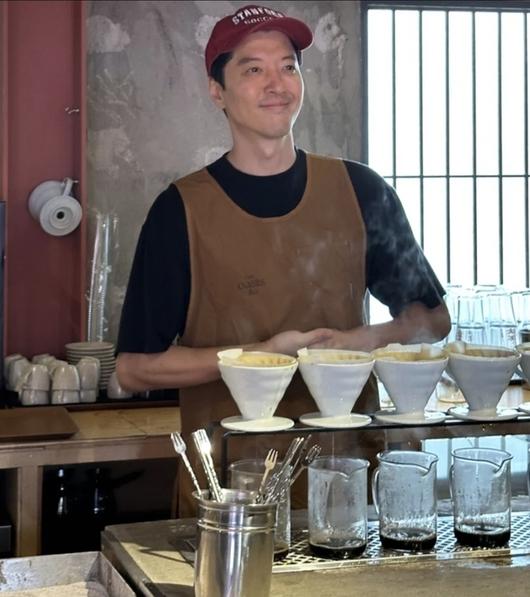 이동건은 제주 애월의 한 카페에서 앞치마를 두르고 직접 커피를 내리고 있는 모습으로 등장했다. 사진=이동건 SNS
