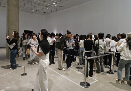 지난 29일 론 뮤익의 아시아 첫 개인전이 열리고 있는 서울 종로구 국립현대미술관 전시장에서 사람들이 ‘어두운 장소’(2018) 관람을 위해 긴 대기줄을 이룬 모습. 이날 관람객들은 1~2시간씩 대기해야 작품을 볼 수 있었다. 송경은 기자