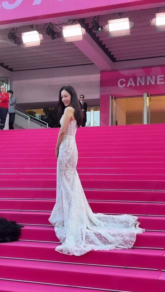 긴 트레인으로 이어진 드레스 밑단은 한 걸음 한 걸음마다 우아한 여운을 남겼고, 자연스럽게 흐른 블랙 웨이브 헤어는 홍수현 특유의 클래식한 매력을 배가시켰다.사진=홍수현 SNS