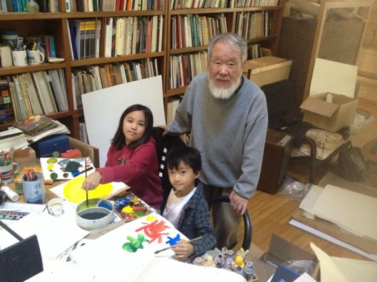 김창열 화백이 생전에 가족과 생활했던 서울 평창동의 자택 내 작업실 공간에서 손주들과 시간을 보내던 모습. 김시몽 교수