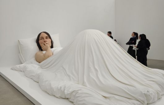 론 뮤익 ‘침대에서’(2005). 162×650×395㎝ 크기의 대형 작업이다. 송경은 기자