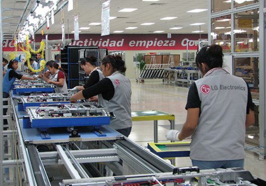 멕시코 레이노사에 위차한 LG전자 멕시코 공장 생산라인에서 근로자들이 조립생산 작업을 하고 있다.