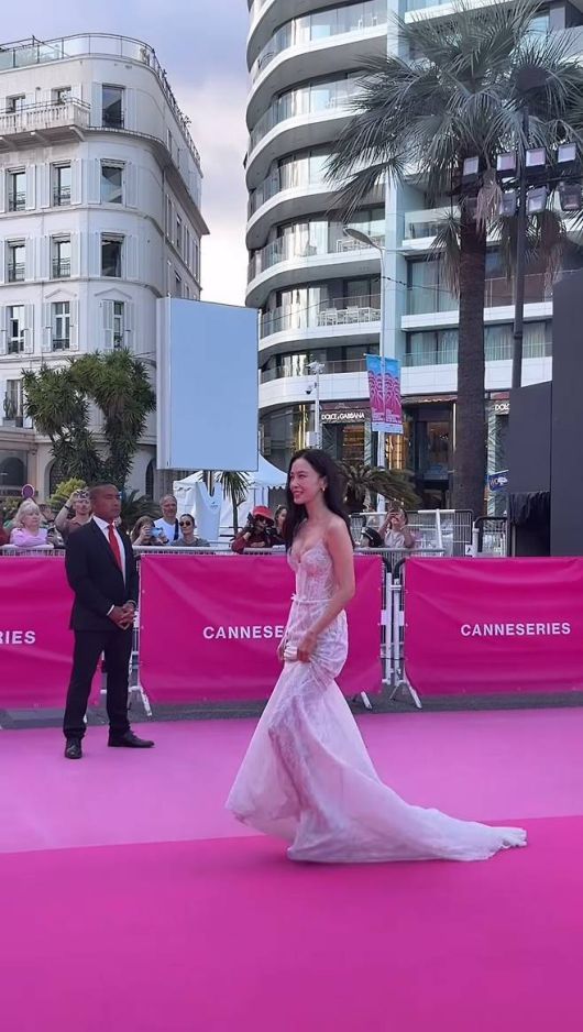 실루엣을 따라 섬세하게 흐르는 코르셋 디테일은 관능적인 자태를 완성했고, 가녀린 어깨를 드러낸 얇은 스트랩은 여성미를 극대화하며 드레스 전체에 부드러운 무드를 더했다.사진=홍수현 SNS