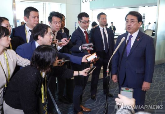 일본 측 관세 담당 각료 아카자와 경제재생상. 지지 EPA 연합뉴스