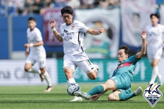 태클하고 있는 오재석(사진 오른쪽). 사진=한국프로축구연맹