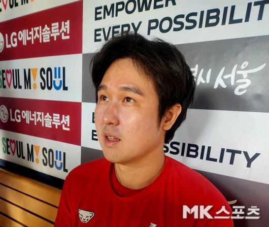 2일 경기를 앞두고 만난 최정. 사진(잠실 서울)=이한주 기자