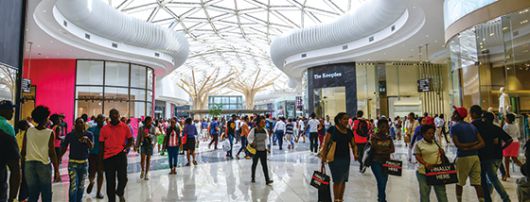 남아프리카공화국 요하네스버그 인근 미드랜드에 있는 한 쇼핑센터를 가득 메운 현지 젊은 층들. <사진 연합뉴스>