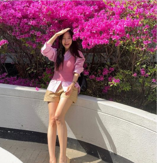 이솔이는 핑크 니트와 셔츠, 베이지 쇼츠로 봄 햇살에 어울리는 산뜻한 스타일을 선보였다. 사진=이솔이 SNS