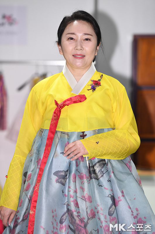 김나운이 2일 오후 서울 종로구 인사동에서 열린 ‘박술녀한복 인사동점’ 오픈식에 참석해 화사한 한복 자태로 현장을 밝혔다.사진=천정환 기자