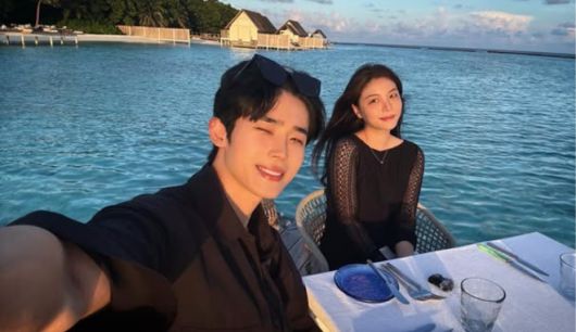 두 사람은 물 위에 위치한 프라이빗 레스토랑에서 저녁을 즐기며 로맨틱한 분위기를 연출했다. 사진=에일리 SNS