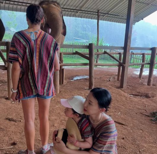 이지혜가 3일 자신의 SNS에 올린 여행 사진과 영상 속에는 태국의 코끼리 보호소로 추정되는 장소에서의 가족 나들이가 담겼다. 사진=이지혜 SNS
