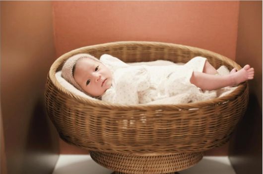 하얀 레이스 머리띠와 부드러운 소재의 아기 옷을 입고 엄마의 손길을 받는 해이의 모습은 마치 갓 태어난 요정 같은 분위기를 풍겼다. 사진=손담비 SNS