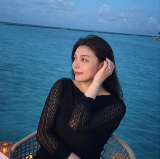 에일리는 레이스가 은은하게 더해진 블랙 원피스를 입고 청순한 미모를 자랑했다. 사진=에일리 SNS