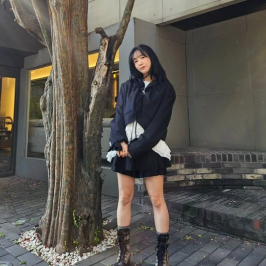 별은 블랙 재킷에 러블리한 블라우스, 미니 스커트를 매치해 청초하면서도 사랑스러운 분위기를 자아냈다. 사진=별 SNS