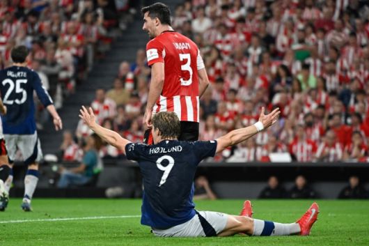 라스무스 호일룬은 다니 비비안에게 밀려 넘어졌다. 그리고 VAR 판독 결과 비비안은 퇴장당했고 맨체스터 유나이티드에 페널티킥이 주어졌다. 사진=AFP=연합뉴스