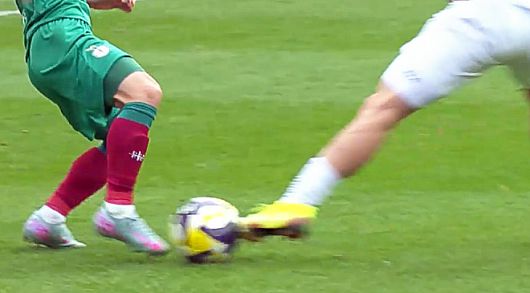 강원 이기혁이 공을 먼저 건드렸다. 사진=경기 중계 화면 캡처