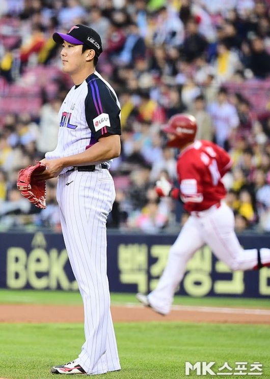 손주영이 2일 잠실 SSG전에서 홈런을 허용한 뒤 아쉬워 하고 있다. 사진(잠실 서울)=김영구 기자