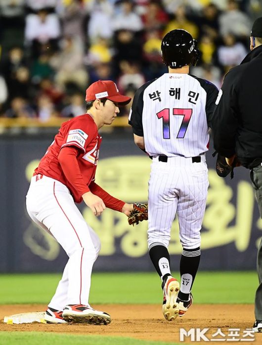 박해민이 2일 잠실 SSG전 7회말 견제에 가로막히며 아웃되고 있다. 사진(잠실 서울)=김영구 기자