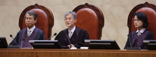 조희대 대법원장을 비롯한 대법관들이 지난 1일 서울 서초구 대법원에서 더불어민주당 이재명 대선 후보의 공직선거법 위반 사건 상고심 선고를 위해 착석해 있다. [연합뉴스]