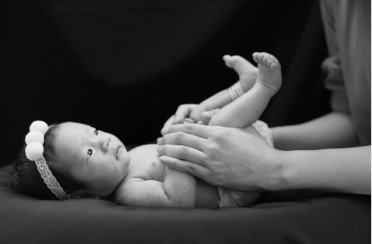 조리원 퇴소 후 손담비는 직접 육아에 돌입했으며, 손으로 아기의 다리를 감싸쥐는 모습에서는 초보 엄마의 다정함이 그대로 전해졌다.사진=손담비 SNS