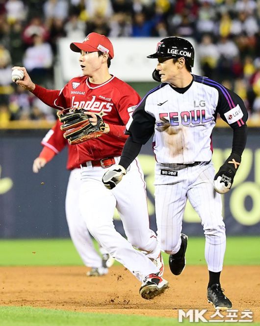 박성한이 2일 잠실 LG전에서 송구 실책을 범하고 있다. 직후 LG 박해민은 득점에 성공했다. 사진(잠실 서울)=김영구 기자