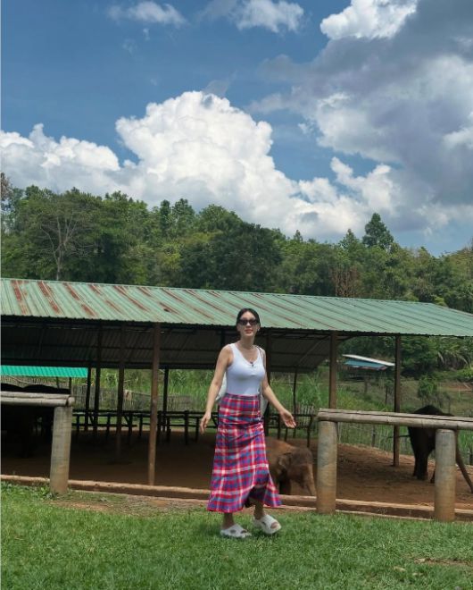 비 오는 날씨와 뜻밖의 장소 분위기에, 서울대공원인지 헷갈릴 만큼 색다른 비주얼이 화제가 됐다.사진=이지혜 SNS
