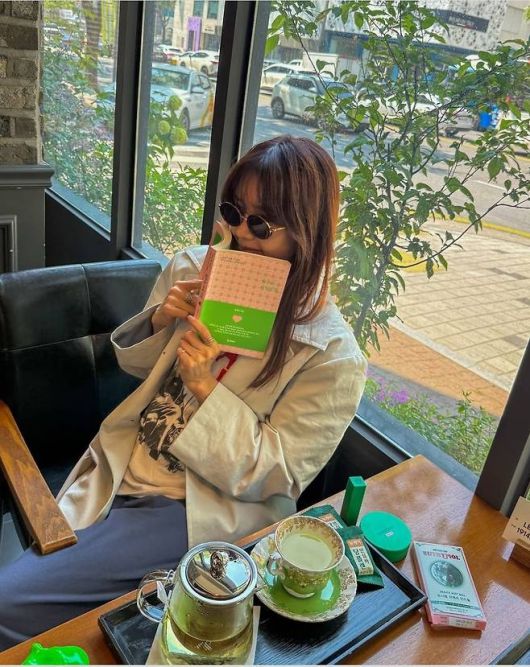 채정안은  크림 컬러의 오버핏 트렌치코트를 루즈하게 걸쳐, 캐주얼한 멋과 도시적인 감각을 동시에 담아냈다.사진=채정안 SNS