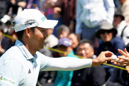 18번홀 홀아웃하며 갤러리에 볼을 주고 있는 문도엽. [GS칼텍스 매경오픈 대회 조직위원회 제공. 재판매 및 DB 금지]