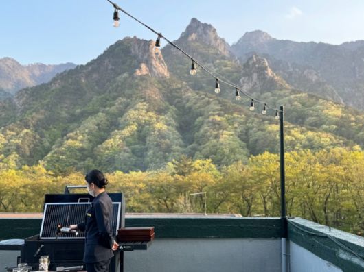 2층 레스토랑 ‘더 퀸’에서 이어지는 야외 발코니. 이곳에서 바비큐를 진행한다. / 사진=홍지연 여행+ 기자